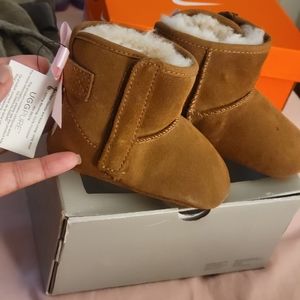 BRAND NEW IN BOX Ugg toddler boots size 02/03. Classic chestnut